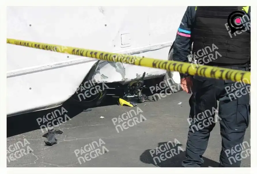 Motociclista resulta herido tras chocar con autobús de transporte público en San Francisco Totimehuacan
