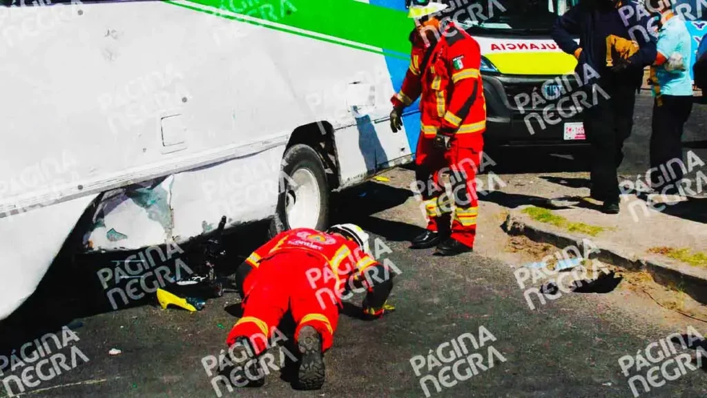 Motociclista resulta herido tras chocar con autobús de transporte público en San Francisco Totimehuacan