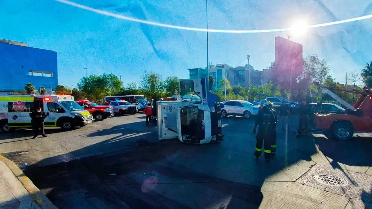 Vuelca camión de Alpura tras perder el control en la vía Atlixcáyotl