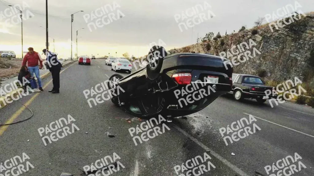 Automovilista choca y vuelca en el Periférico Ecológico de Puebla