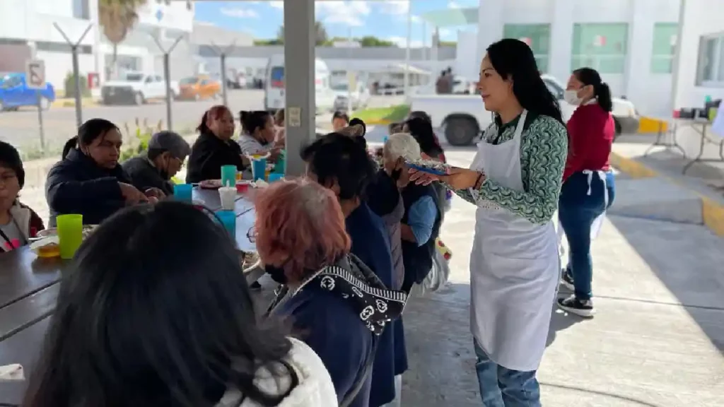 Voluntariado del Congreso de Puebla realiza jornada alimentaria en albergue del Hospital del Sur