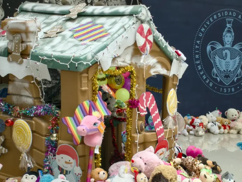 La Rectora María Lilia Cedillo Ramírez entregó lo recaudado en la campaña “Dona un Peluche 2023”