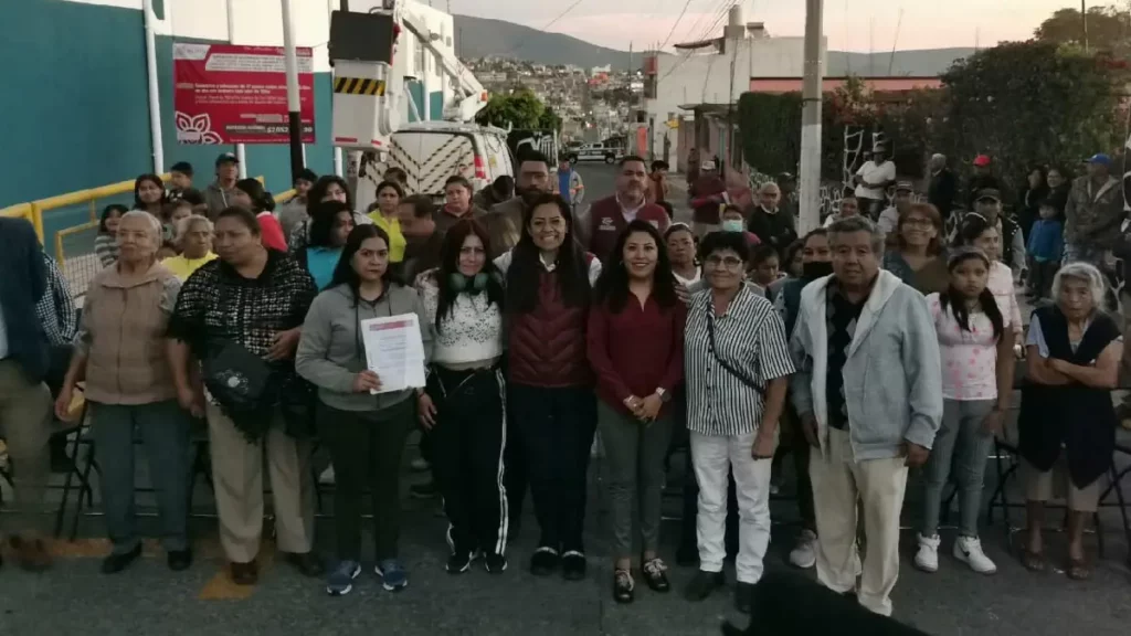 Con la instalación de luminarias en colonia de Atlixco, Ariadna Ayala refuerza la seguridad