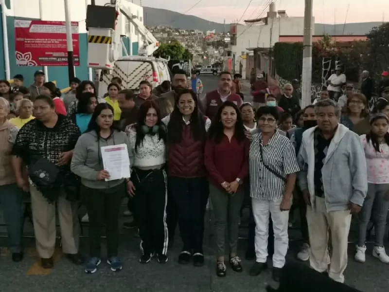 Con la instalación de luminarias en colonia de Atlixco, Ariadna Ayala refuerza la seguridad