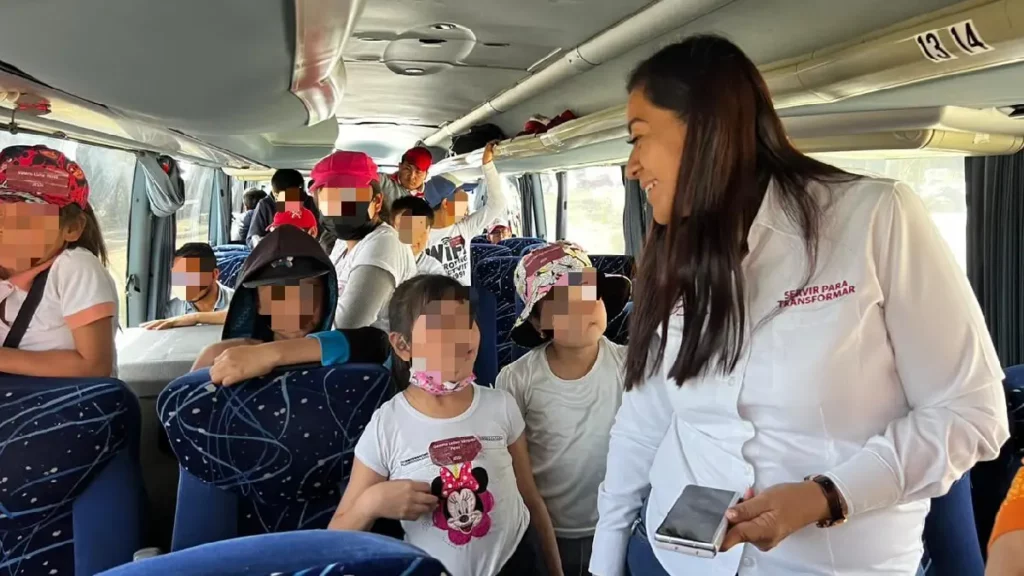 Ariadna Ayala promueve el respeto y amor por los animalitos y lleva a niñas y niños de Atlixco a conocer a la jirafa "Benito"