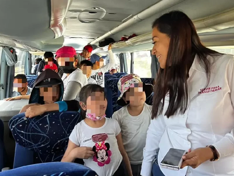 Ariadna Ayala promueve el respeto y amor por los animalitos y lleva a niñas y niños de Atlixco a conocer a la jirafa "Benito"