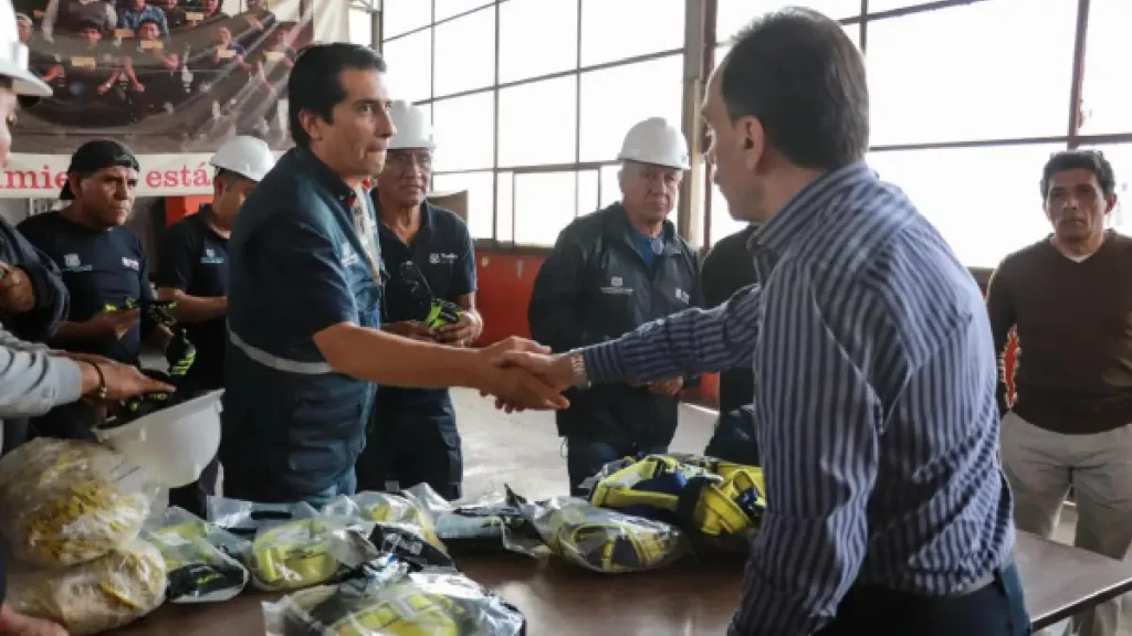 Gobierno municipal de Puebla entrega equipo de seguridad a la cuadrilla de mantenimiento de mercados