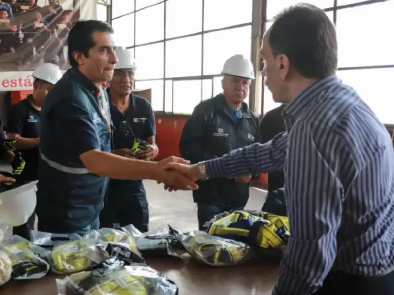 Gobierno municipal de Puebla entrega equipo de seguridad a la cuadrilla de mantenimiento de mercados