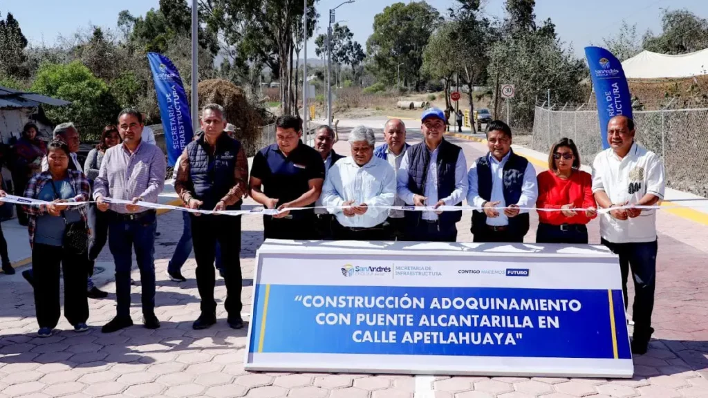 Inaugura Mundo Tlatehui adoquinamiento con puente alcantarilla en la calle Apetlahuaya en Cacalotepec