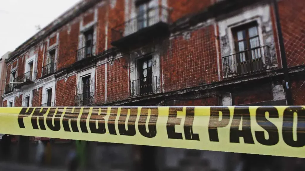 Portero murió en un inmueble de la “Calle de los Dulces” en Puebla, cayó de varios metros