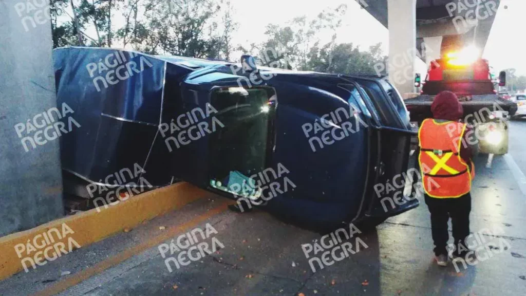 Camioneta de carga chocó y volcó en la autopista México-Puebla 