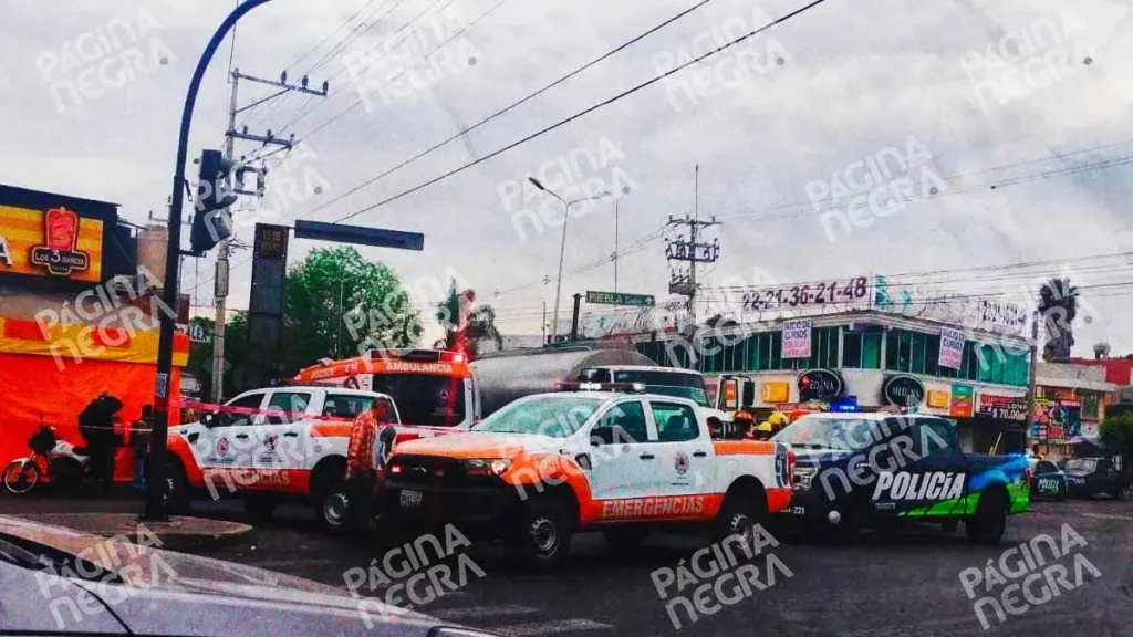 Pipa de agua arrolló y dejó gravemente herido a motociclista en Puebla capital