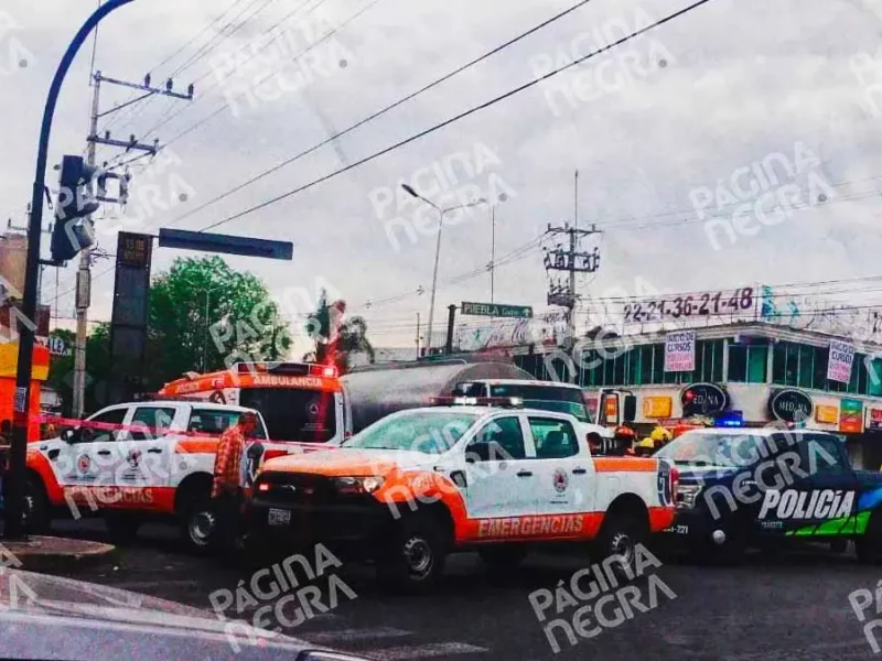Pipa de agua arrolló y dejó gravemente herido a motociclista en Puebla capital