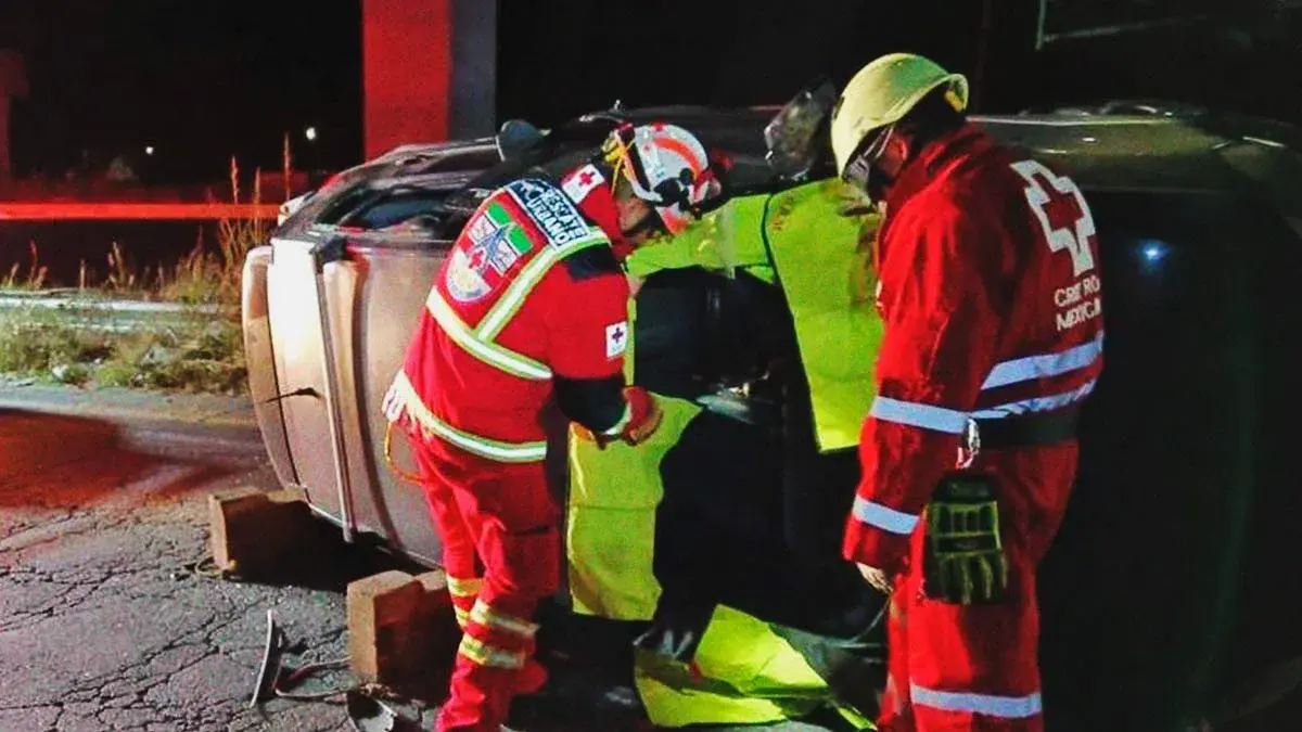 Borracho queda atrapado en camioneta volcada sobre la autopista Puebla-Orizaba
