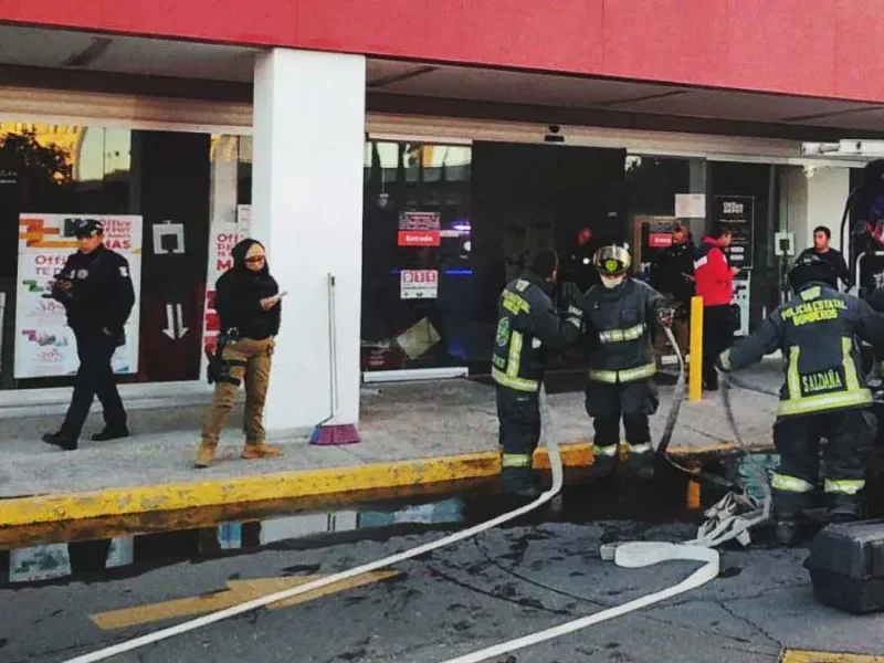 Incendio en Office Depot La Noria provocó la evacuación empleados y mascotas de Petco
