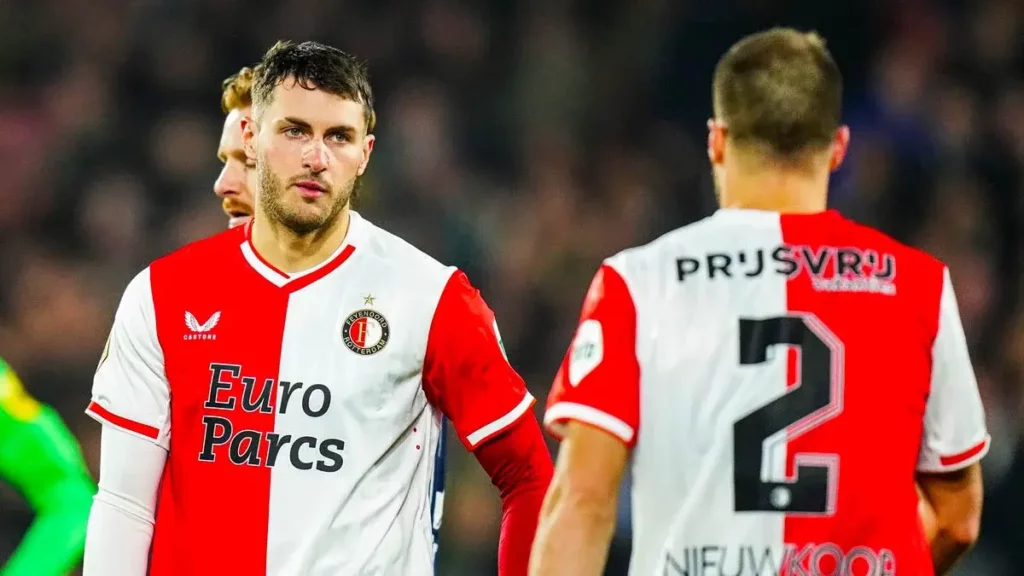 Santiago Giménez sigue sin anotar, pero el Feyenoord derrotó al AZ Alkmaar