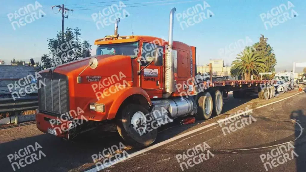 Ayudante de conductor murió prensado tras choque en la autopista México-Puebla