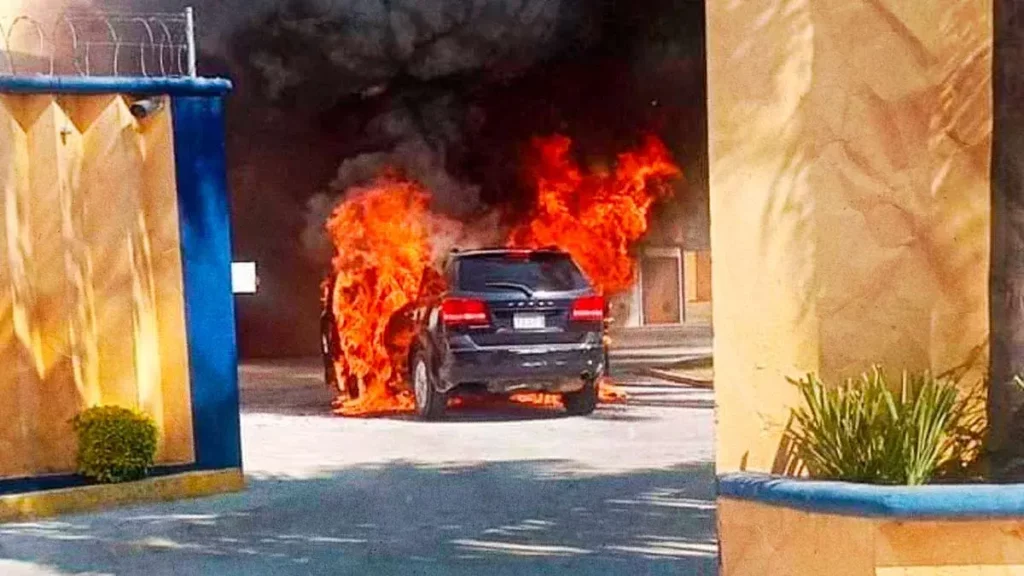 Una camioneta se incendió al ingresar a un motel en Atlixco