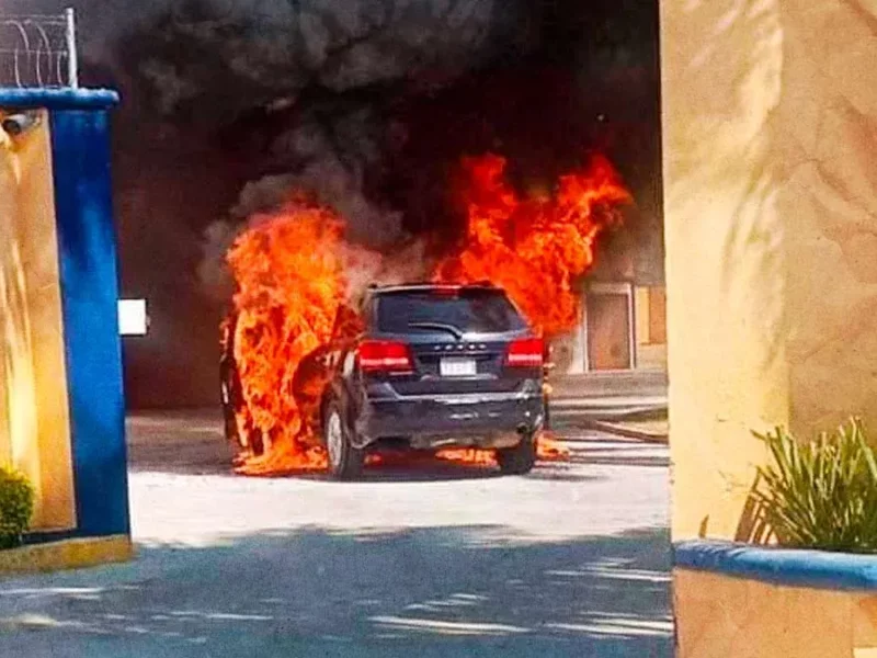 Una camioneta se incendió al ingresar a un motel en Atlixco