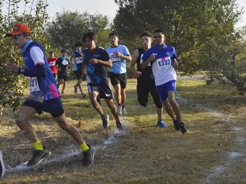 Estudiantes, académicos y administrativos se suman a la Carrera Universitaria “Campo Traviesa”