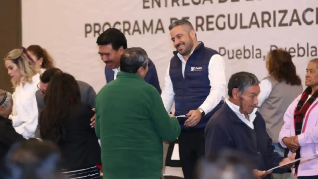 Tras gestiones entre municipio, estado y federación, 900 familias poblanas recibieron escrituras