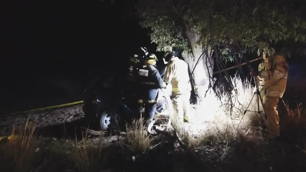 Conductor borracho chocó contra un árbol en Tlachichuca; dos personas murieron