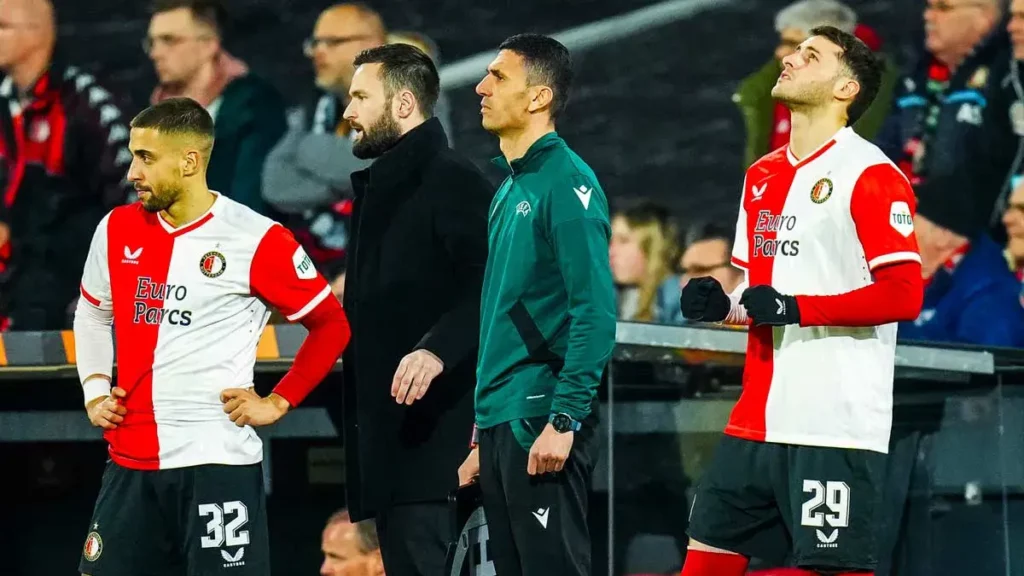 Santiago Giménez juega como suplente en el Feyenoord vs Roma; empatan en la Europa League
