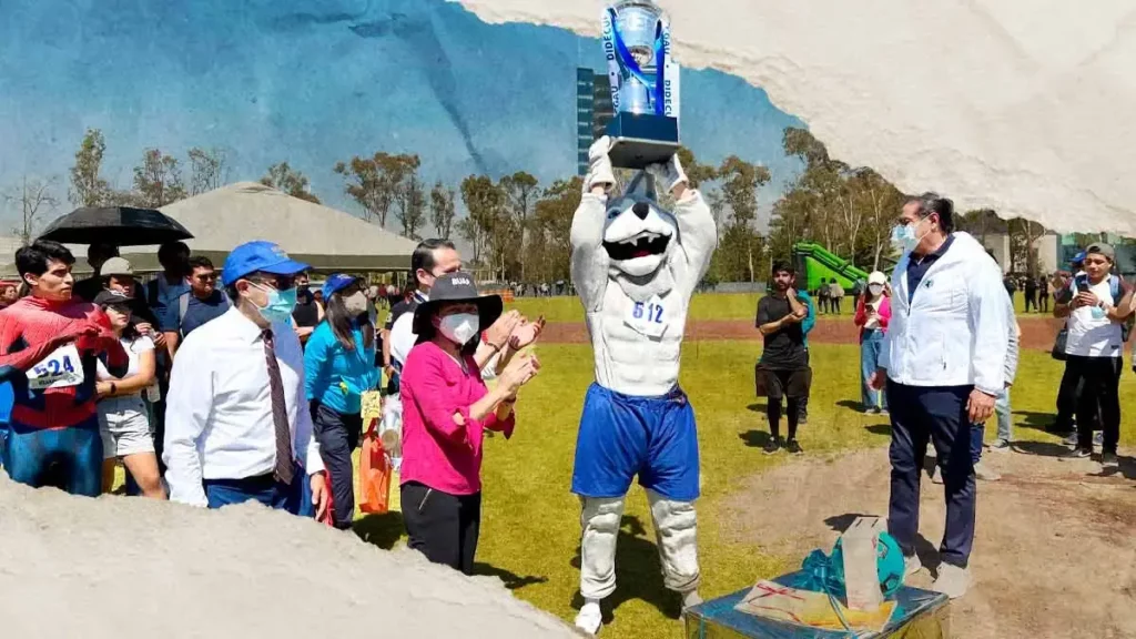 BUAPITO gana por segundo año consecutivo la carrera de botargas de la BUAP