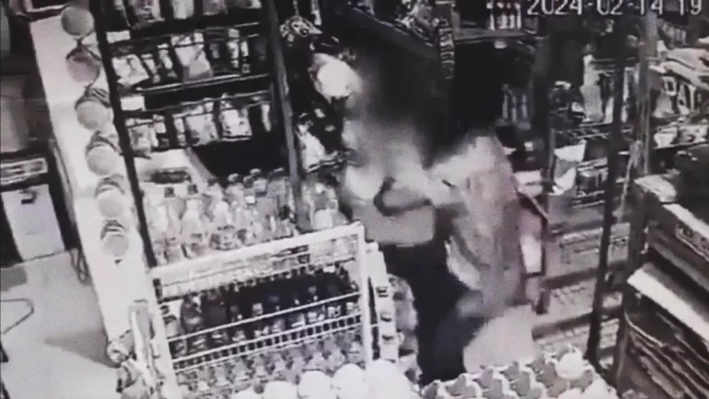 Adolescente intentó abusar de una mujer embarazada en una tienda de Atlixco