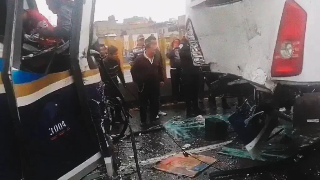 Choque entre autobuses de pasajeros en la autopista México-Puebla deja 14 lesionados
