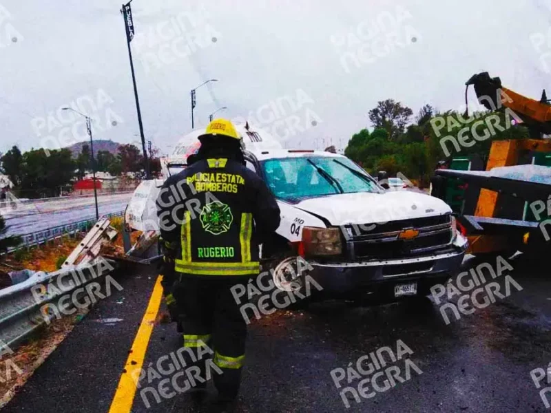 Pipa de gas volcó sobre Periférico Ecológico, Puebla; conductor perdió el control de la unidad