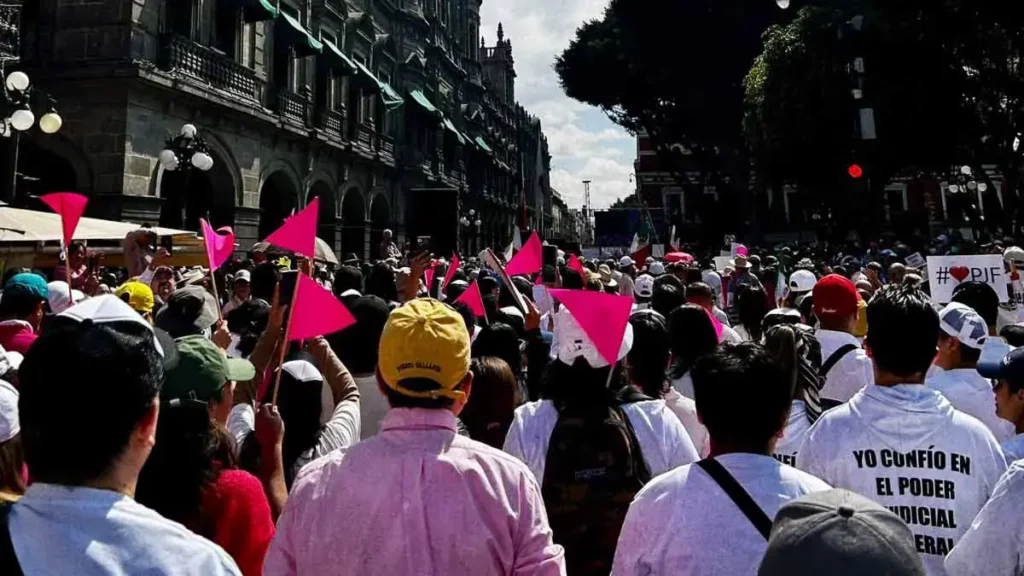Realizan Marcha por la Democracia 2024 en Puebla; protestan contra reformas de AMLO