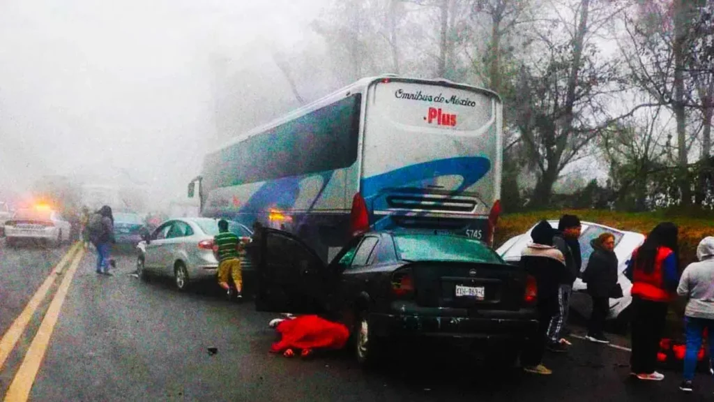 Neblina provocó una carambola en la carretera a Tulancingo, hay una persona muerta