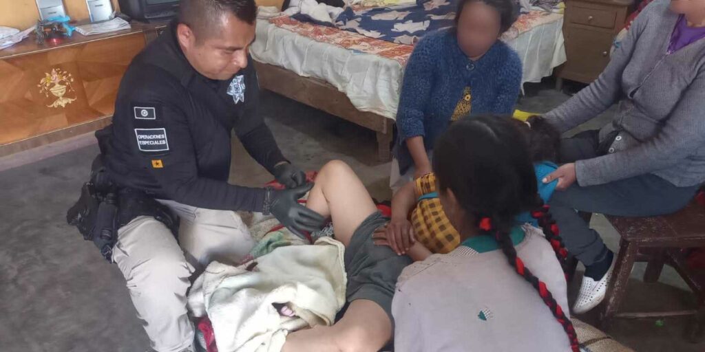 Mujer da a luz en su casa en Canoa; policías de Puebla recibieron al bebé