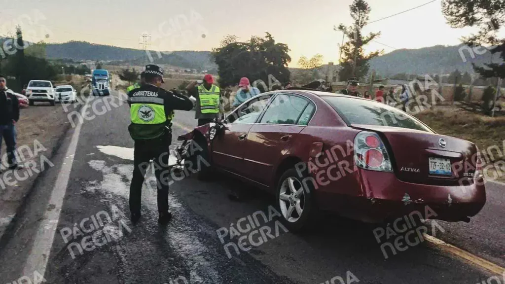 Choque entre auto y ambulancia deja dos muertos y seis heridos en Ahuazotepec