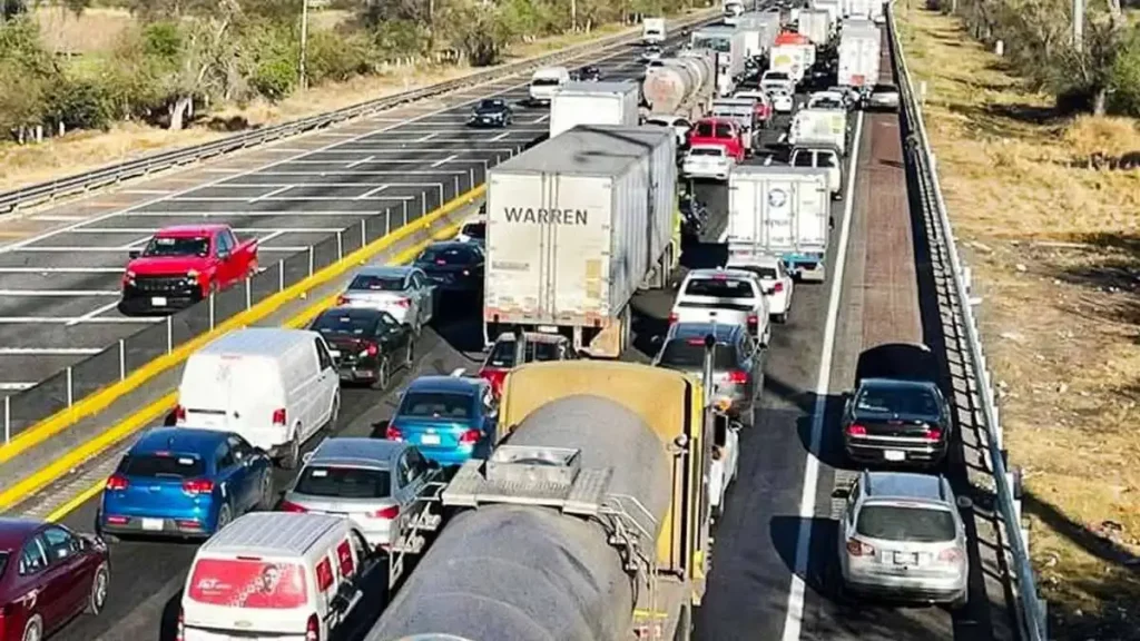 Bloqueo del Arco Norte cumple casi 24 horas a la altura de Calpulalpan, Tlaxcala