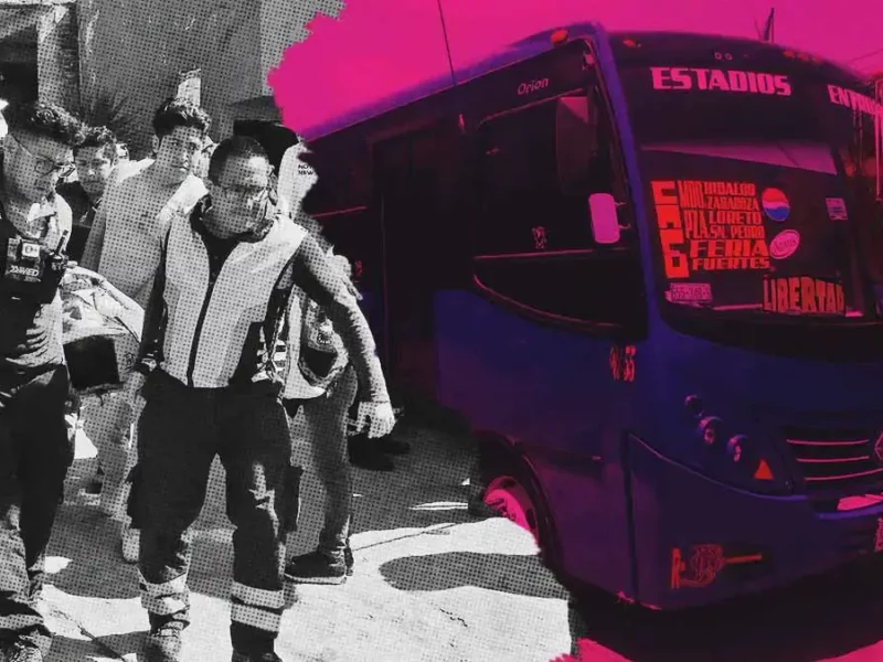 Chofer de "los morados" cruza semáforo en rojo y abandona a pasajeros heridos en Puebla