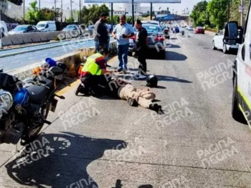 Motociclista se fractura las costillas al derrapar sobre Periférico Ecológico en Puebla