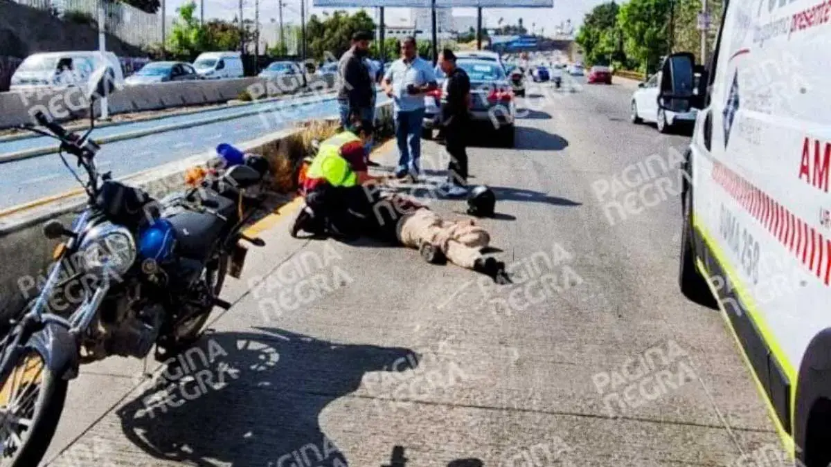 Motociclista se fractura las costillas al derrapar sobre Periférico Ecológico en Puebla