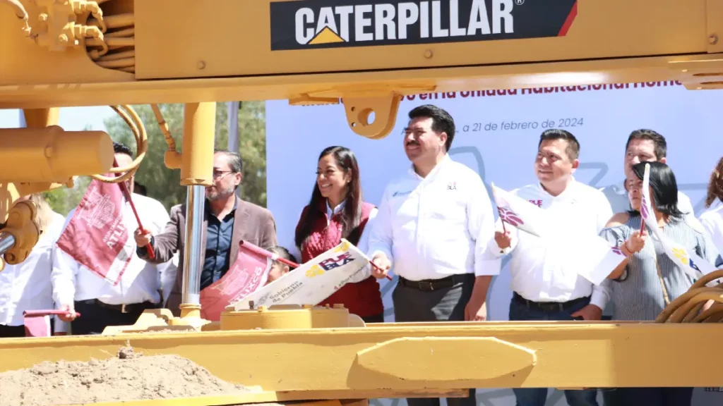 Ariadna Ayala y vecinos de Homex, celebran arranque de construcción de multideportivo