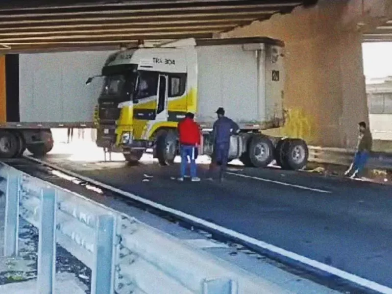 Tráiler quedó a punto de caer en el puente de Xonaca y la autopista México-Puebla