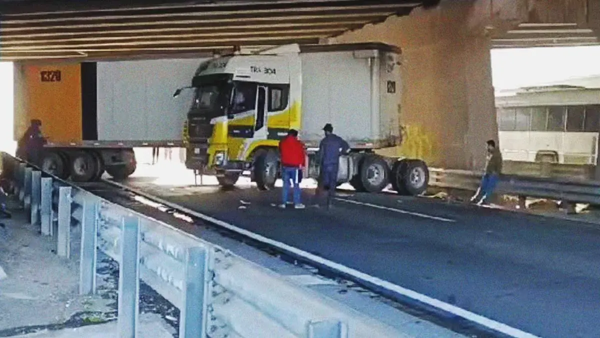Tráiler quedó a punto de caer en el puente de Xonaca y la autopista México-Puebla