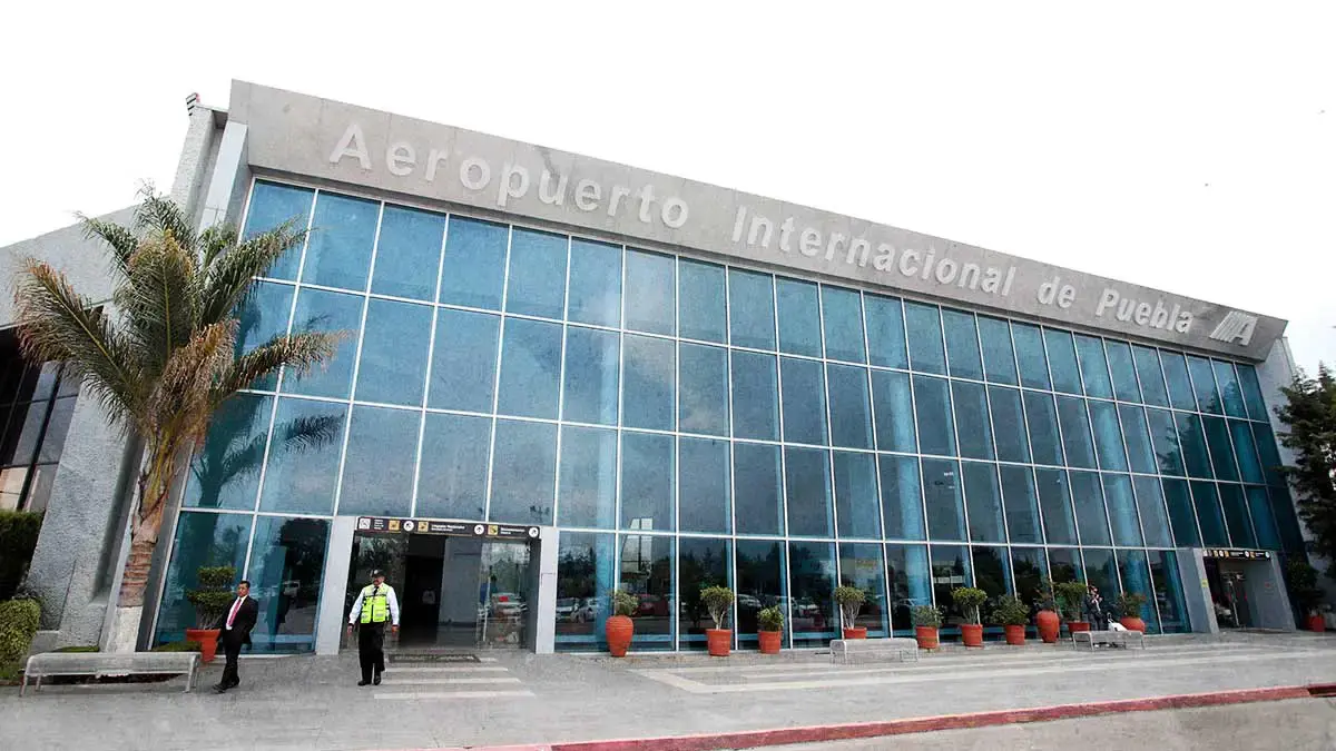 Suspenden vuelos en Aeropuerto de Puebla por caída de ceniza del Popocatépetl 