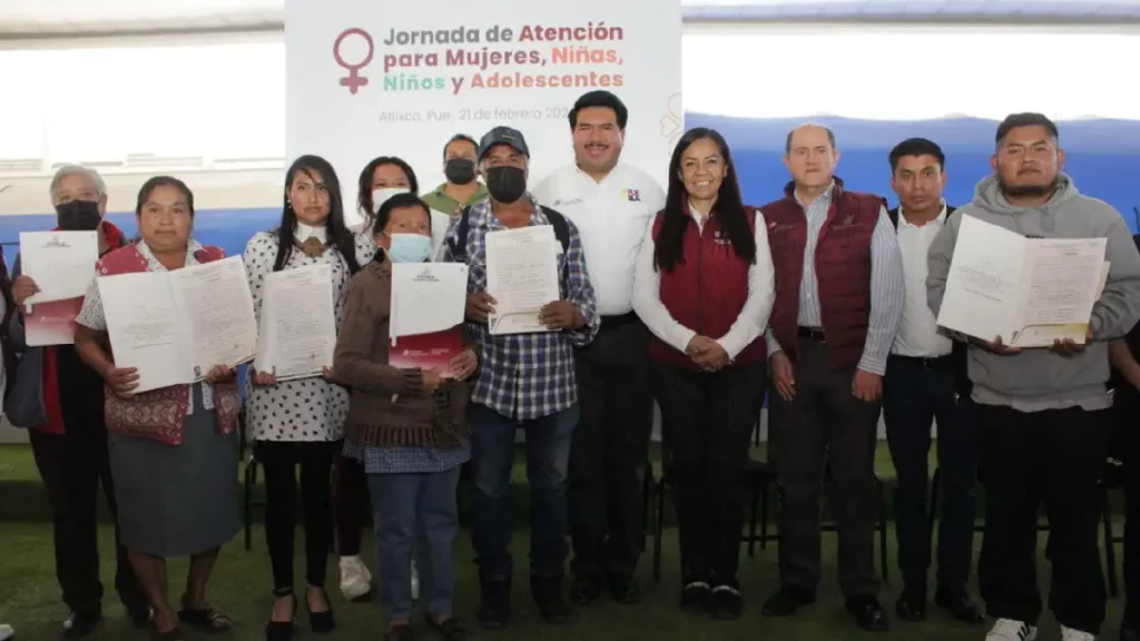 Ariadna Ayala y Gobierno del estado entregan apoyos para el bienestar, uniformes a policías y títulos de propiedad