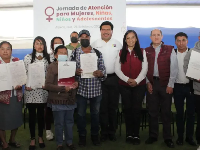 Ariadna Ayala y Gobierno del estado entregan apoyos para el bienestar, uniformes a policías y títulos de propiedad