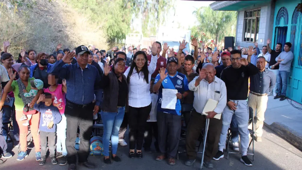Entrega Ariadna Ayala calentadores solares en Atlixco para apoyar la economía de las familias