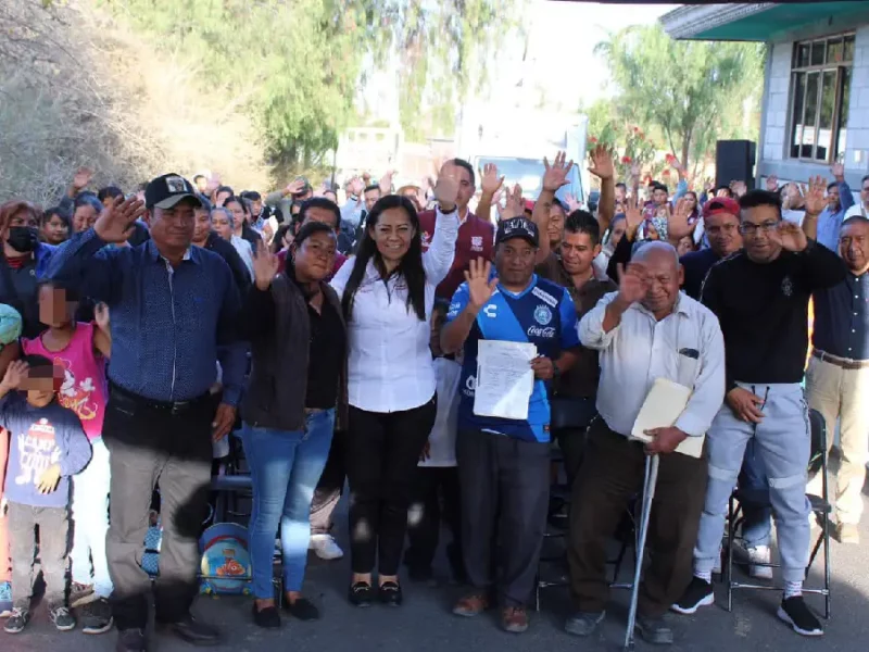 Entrega Ariadna Ayala calentadores solares en Atlixco para apoyar la economía de las familias