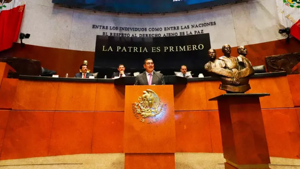 Asiste Sergio Salomón a develación en letras doradas de "Los Tres Juanes de la Sierra Norte"