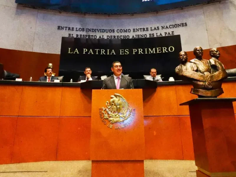 Asiste Sergio Salomón a develación en letras doradas de "Los Tres Juanes de la Sierra Norte"