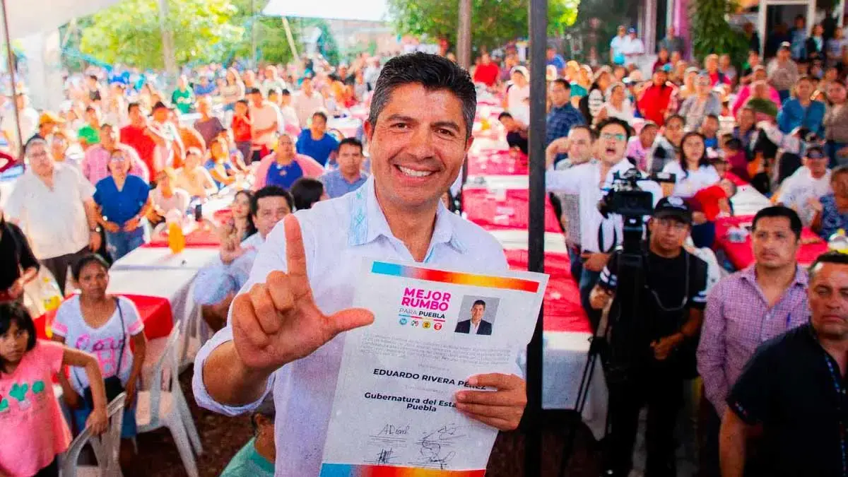 La coalición “Mejor Rumbo por Puebla” entrega constancia de candidatura a Eduardo Rivera